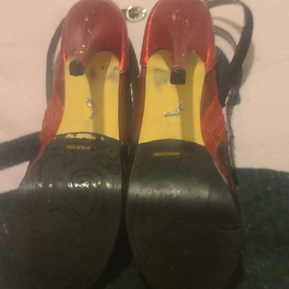 Red & black lace stilettos - Picture 5 of 6
